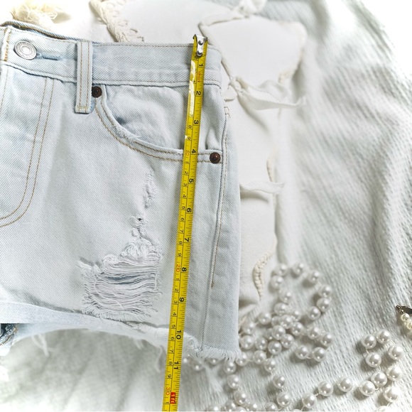 LEVI’S | 26/XS/S | Light Wash High Waist Hotty Hot Cut Off Distressed Raw Shorts - Picture 1 of 10
